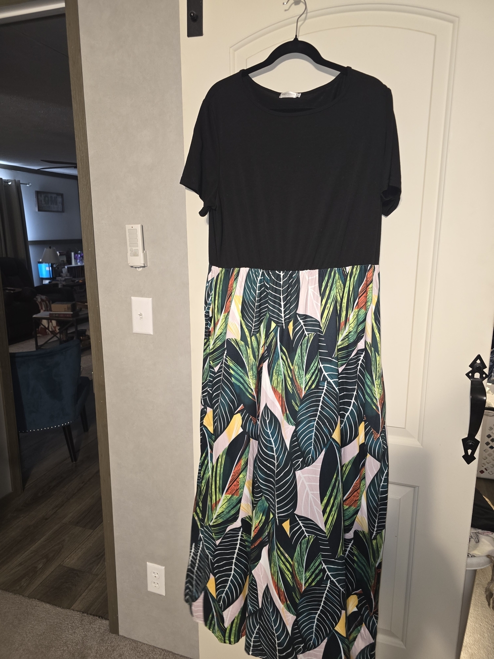 Black & Tropical Leaf Print Women’s Maxi Dress